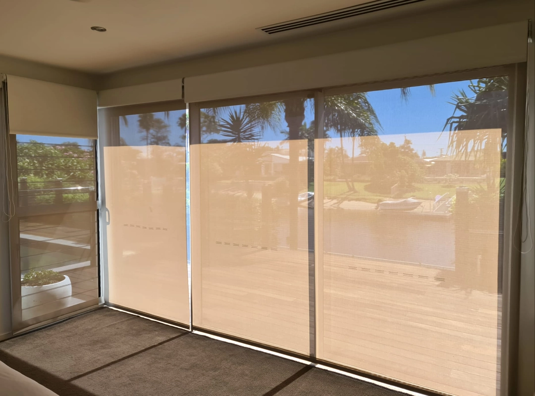 Sunscreen roller blinds with roadside view