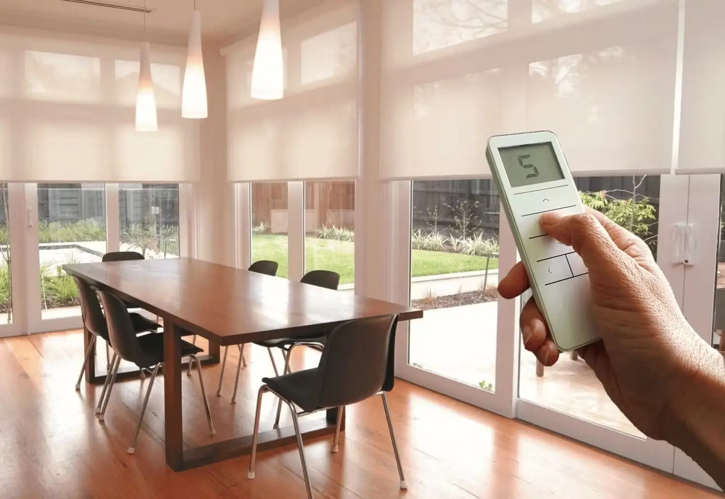 Motorised blinds with remote control in a dining room